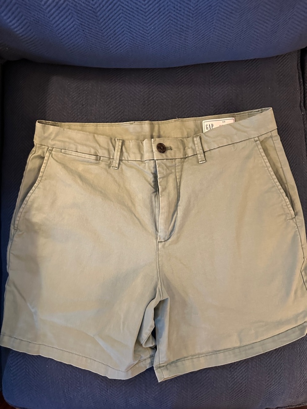 GAP Men’s Chino Shorts in Olive Green | Size 33 | 6” Inseam